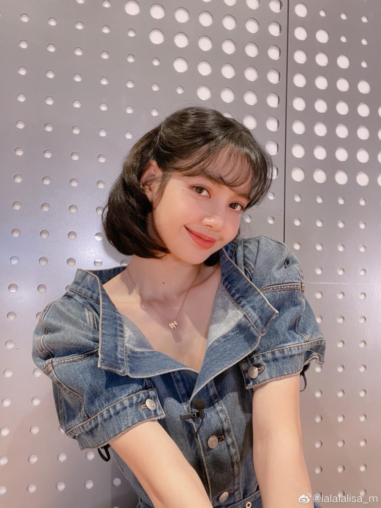 Lisa穿V领牛仔衣秀锁骨 吐舌托腮卖萌