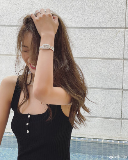 陈赫娇妻张子萱晒美照 穿小背心妩媚撩发