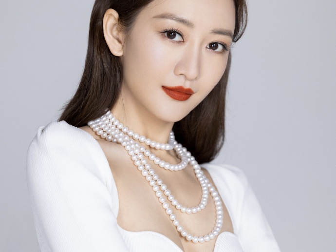 王鸥涂红唇穿白衣散发女人味 性感优雅