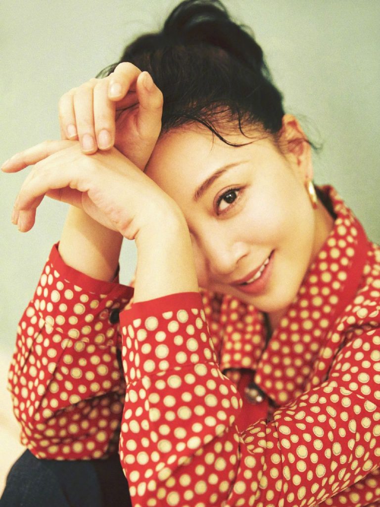 殷桃波点衬衣配喇叭裤 呈复古画报质感