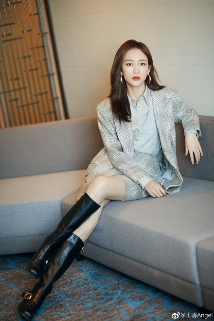 御姐来了！王鸥穿西装配长靴 红唇迷人
