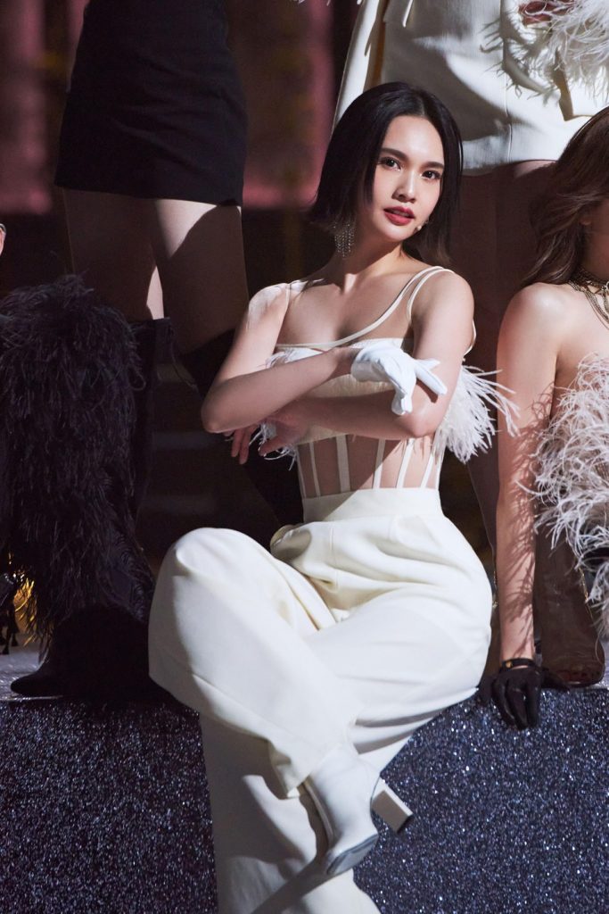 杨丞琳穿连体裤性感妩媚 凸显纤细腰身