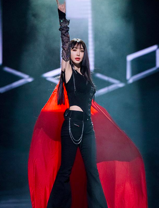 李菲儿化身暗黑女王 穿红披风又酷又飒