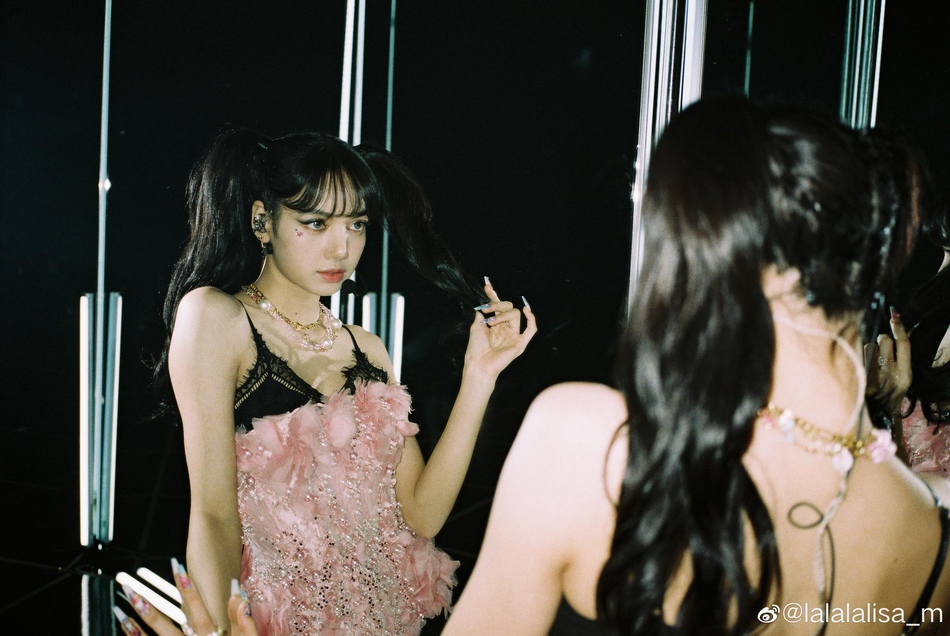 Lisa穿粉色蕾丝吊带性感妩媚 可盐可甜