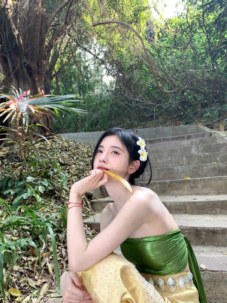 提前入夏！鞠婧祎穿抹胸衣秀香肩 又纯又欲