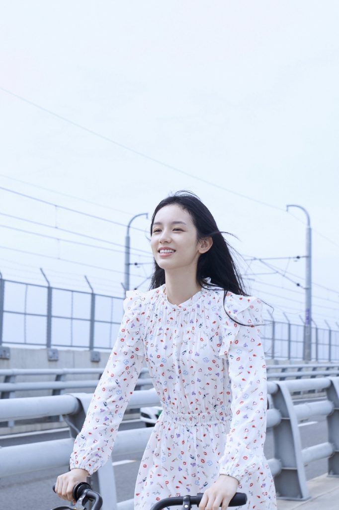 周也穿印花裙长发飘飘 骑单车甜笑清纯满分