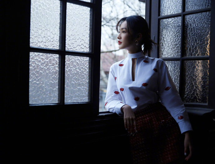 李沁白色上衣衬优雅红唇 尽显古典美