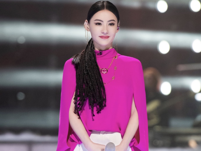 还是女神！张柏芝穿玫红色上衣 甜笑状态好