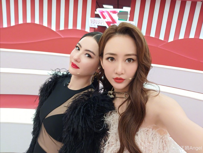 王鸥晒姐姐们自拍 和那英张柏芝等同框卖萌