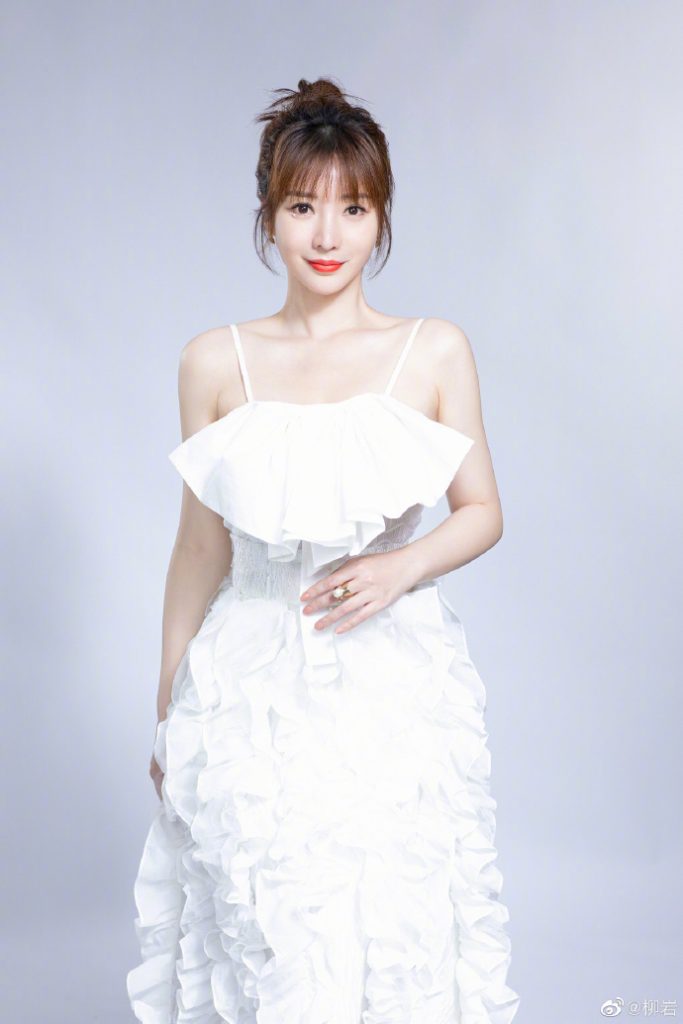 柳岩穿白色吊带裙秀身材 笑容温婉