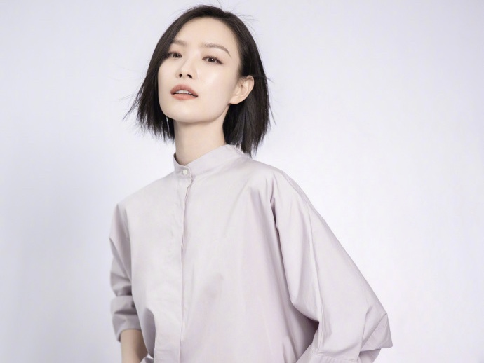 简约女神！倪妮穿衬衫配白裤 清爽迷人