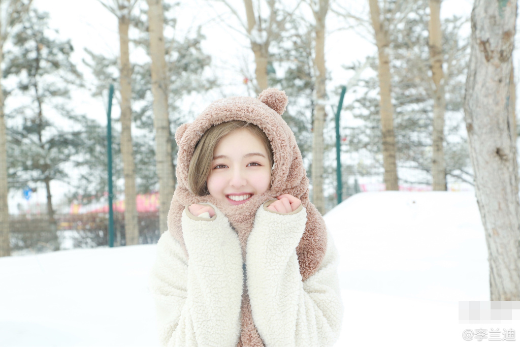 元气少女李兰迪晒玩雪照 戴小熊帽子卖萌