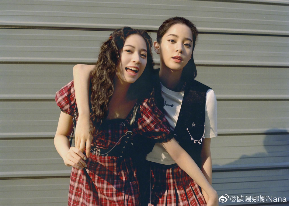 欧阳娜娜晒姐妹春游照 少女感满满