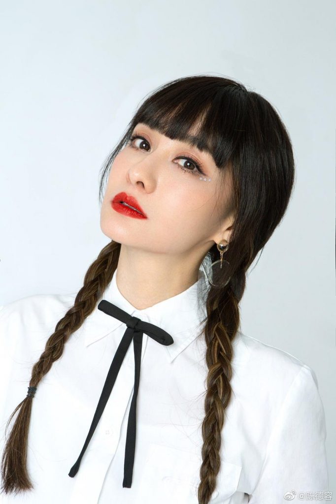 陈德容晒少女风写真 扎麻花辫穿制服裙
