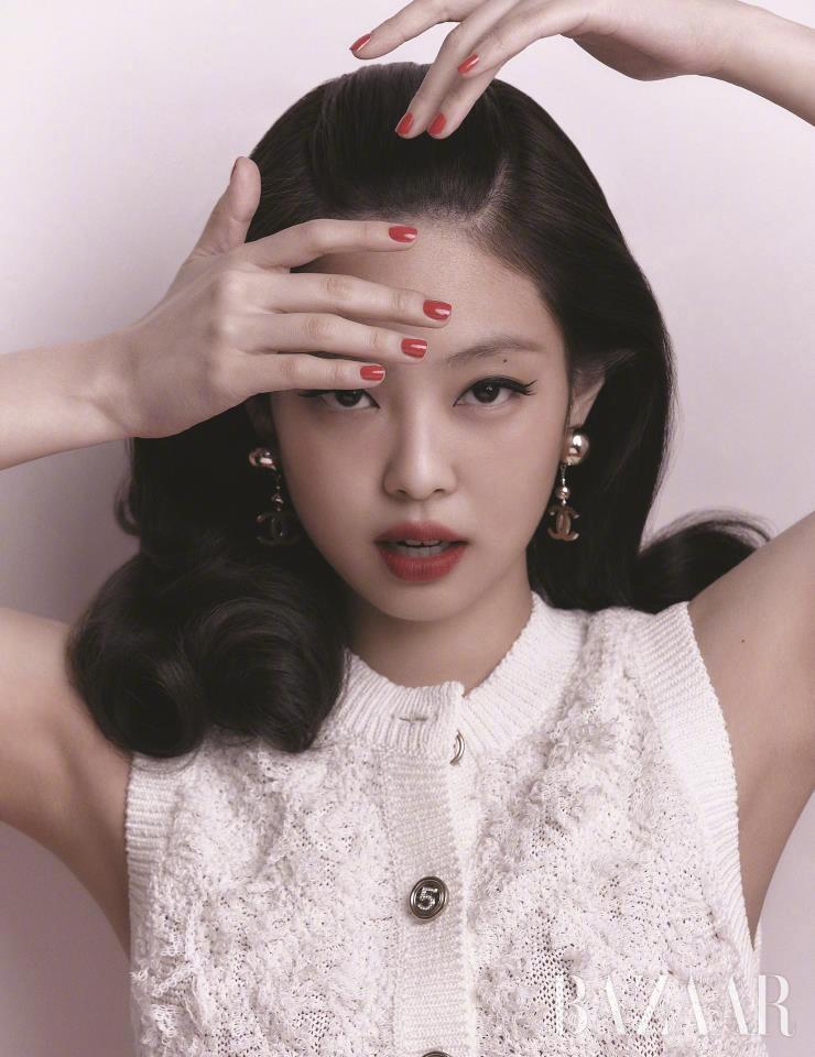 JENNIE复古大片曝光 波浪卷发时髦优雅
