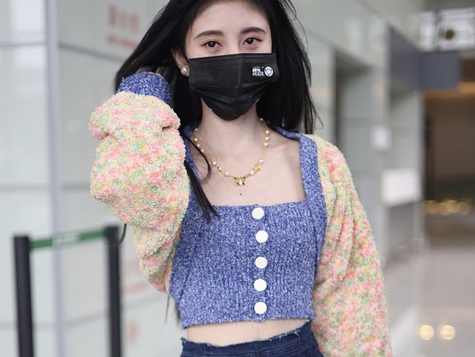 鞠婧祎机场撩发妩媚动人 穿短上衣秀纤腰