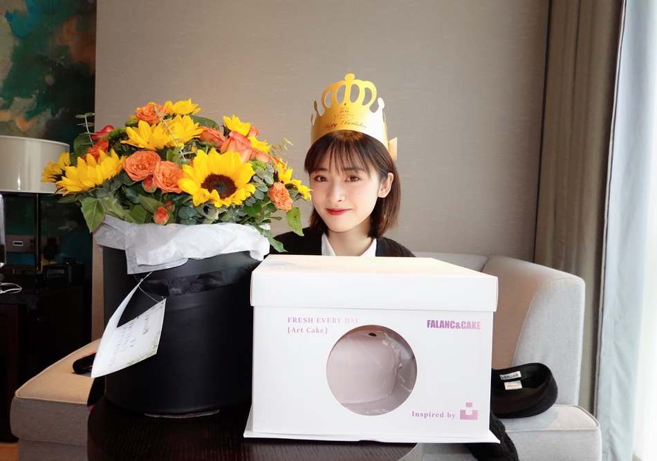 沈月戴生日帽笑容明媚 城堡蛋糕凸显少女心