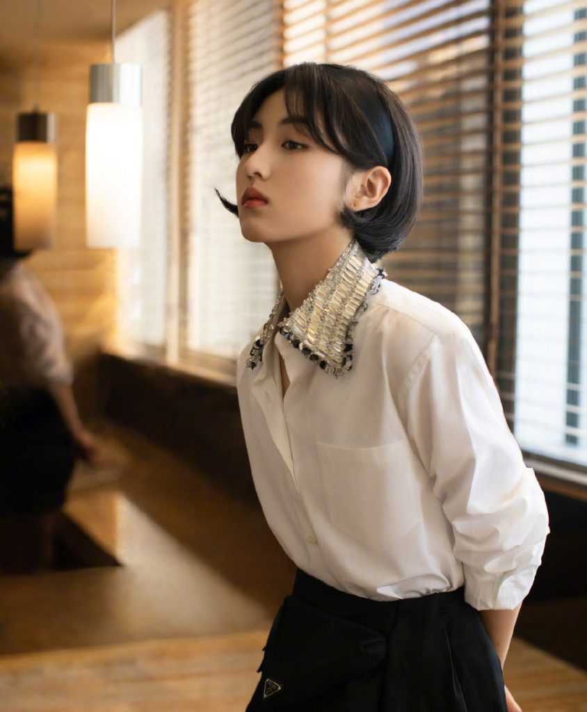 张子枫白衬衫配黑色短裙 细腰长腿复古文艺