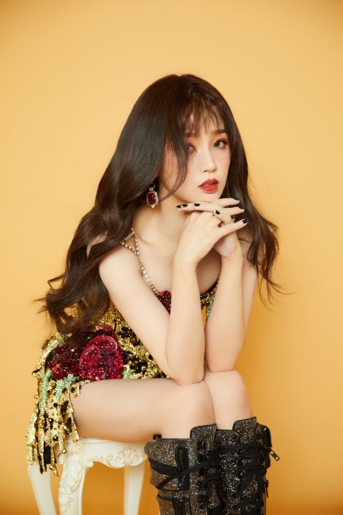 虞书欣穿吊带短裙秀身材 凹凸有致曲线迷人