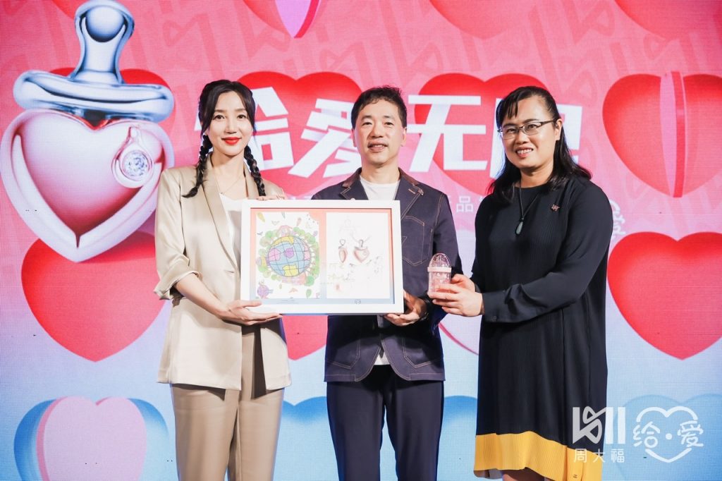 周大福给爱艺术展和孩子别样的对话,阿朵与你一起用心给爱