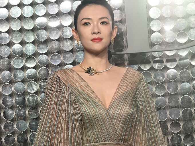 骨相美人！章子怡穿深V裙看秀 端庄大气