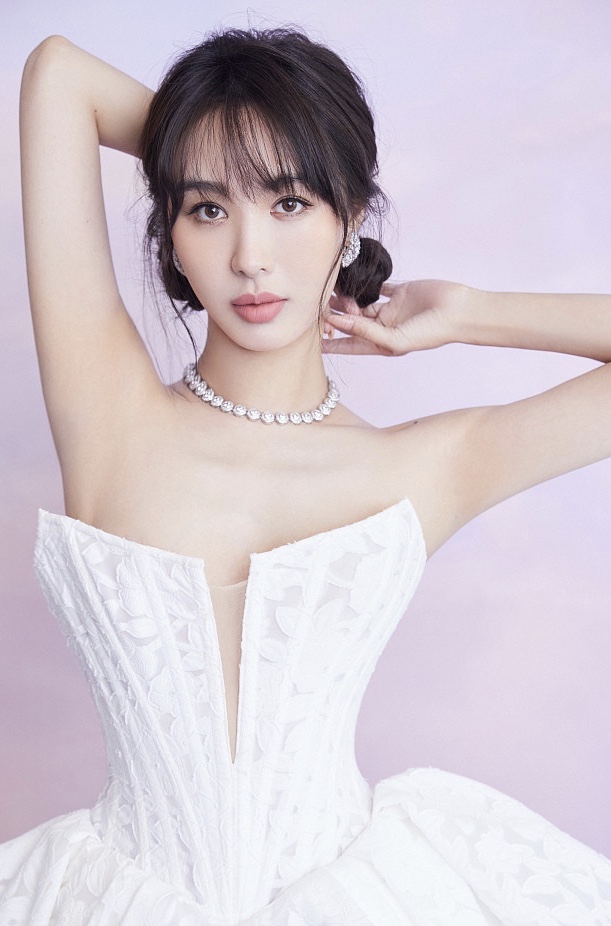 优雅白天鹅！李菲儿穿抹胸蓬蓬裙四肢纤细