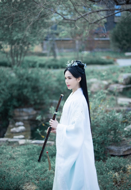 梦回小龙女！李若彤穿古装射箭吹笛又美又飒