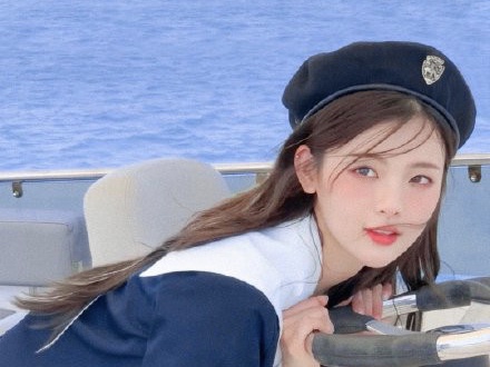 杨超越穿水手服清纯甜美 回眸让人一秒沦陷