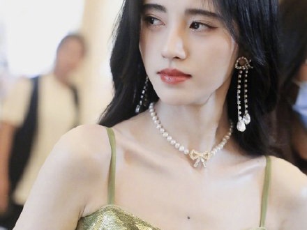 鞠婧祎穿绿色吊带裙踩高跟鞋 性感可爱