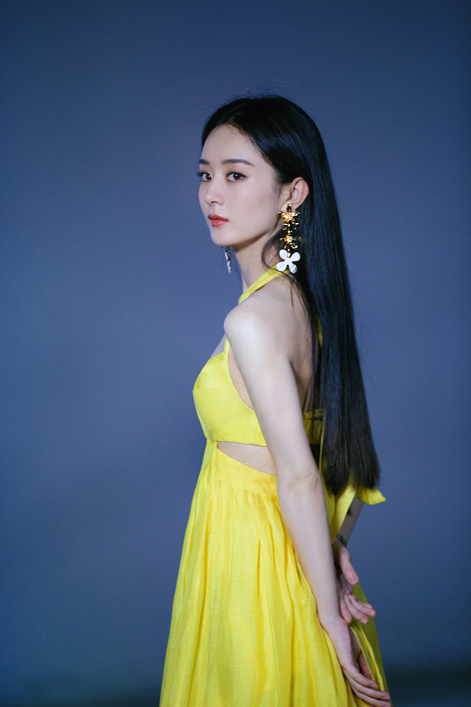赵丽颖黑发温柔妩媚 多套造型诠释双面自我