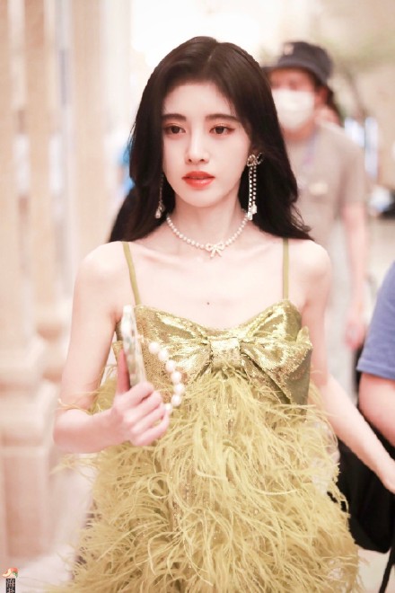 鞠婧祎穿绿色吊带裙踩高跟鞋 性感可爱