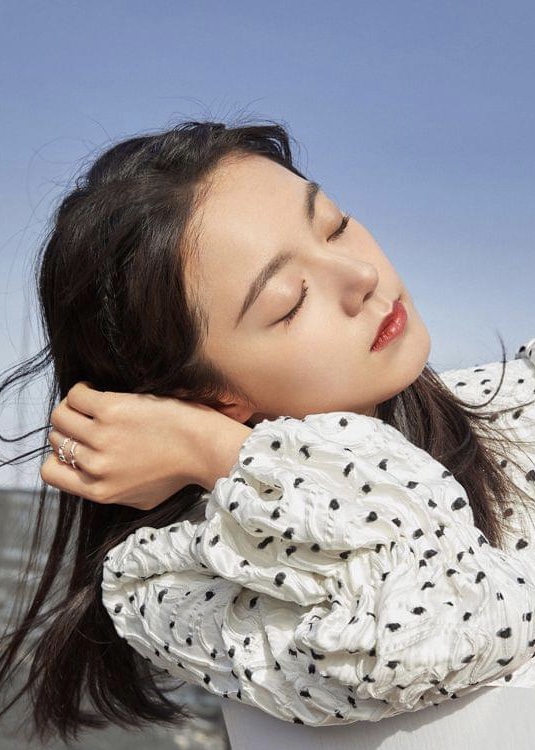 赵今麦天台等风来大片曝光 微风日光下的灵动少女