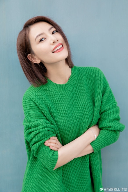 高圆圆穿绿色针织衫 清爽短发演绎女神范