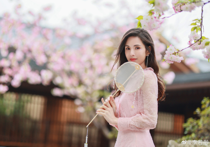 李若彤晒美照 穿粉裙人比花娇