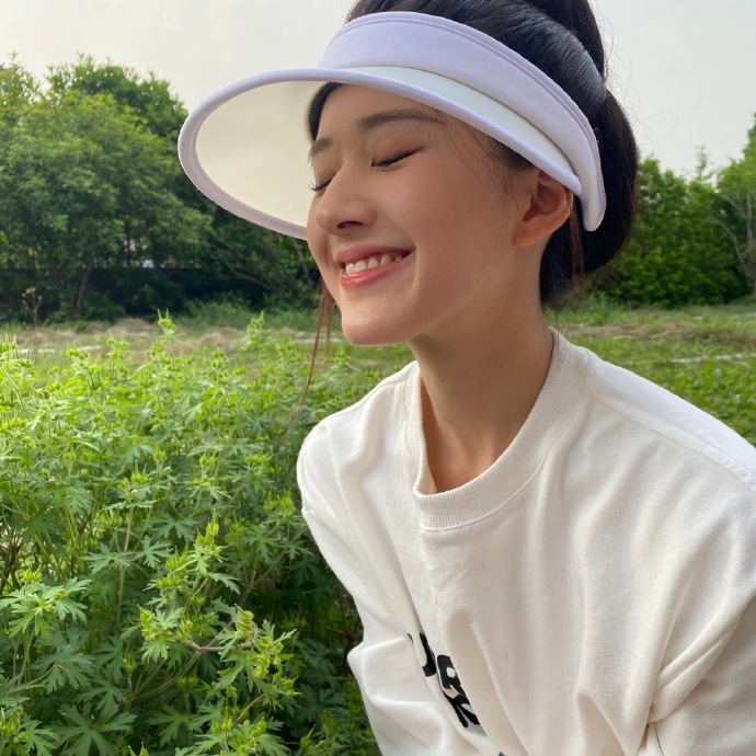 元气少女！赵露思晒美照 打扮清爽秀美腿