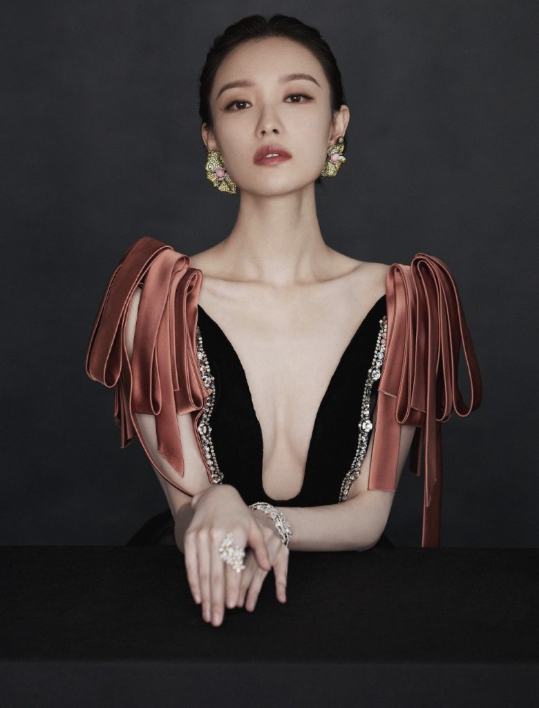 美！倪妮穿深V宫廷风礼裙 五官精致风情万种