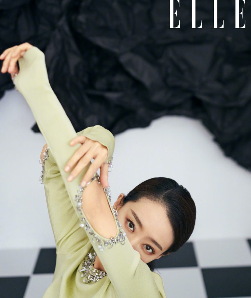 张小斐穿露背礼服大秀美背 展现优雅大气风