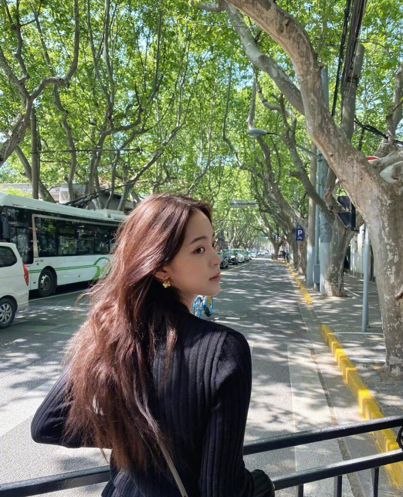 欧阳娜娜黑白搭配晒自拍 化身春日明媚少女