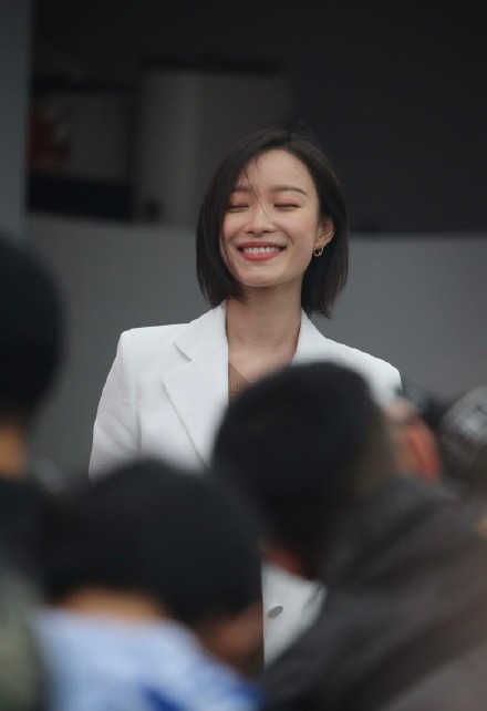 身材绝了！倪妮穿西服配短裙 逆天长腿吸睛