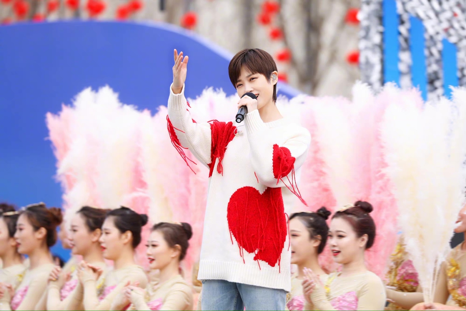李宇春参加心连心演出 再唱《和你一样》