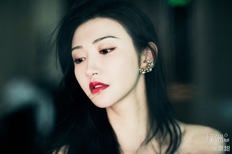 景甜晒美图 腰身纤细红唇精致诱惑