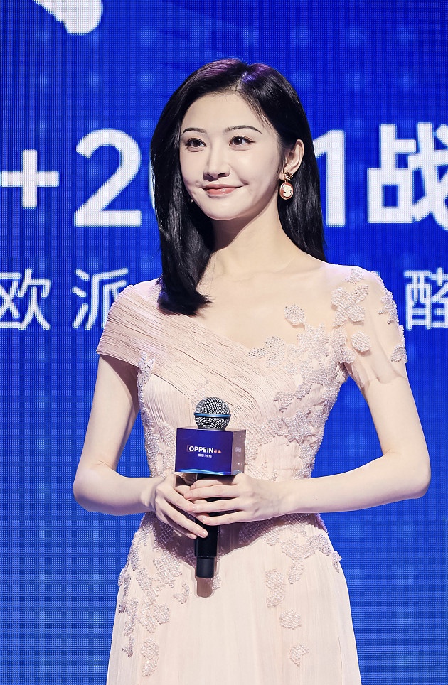 景甜穿粉色长裙仙气十足 大秀天鹅颈