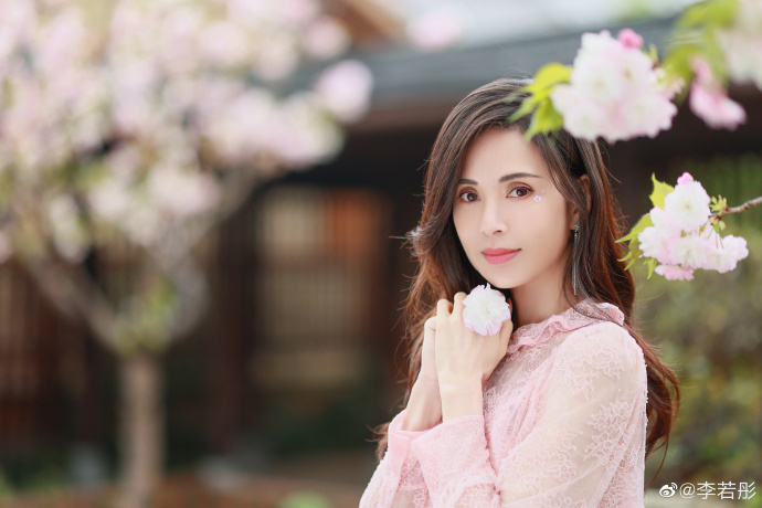李若彤晒美照 穿粉裙人比花娇