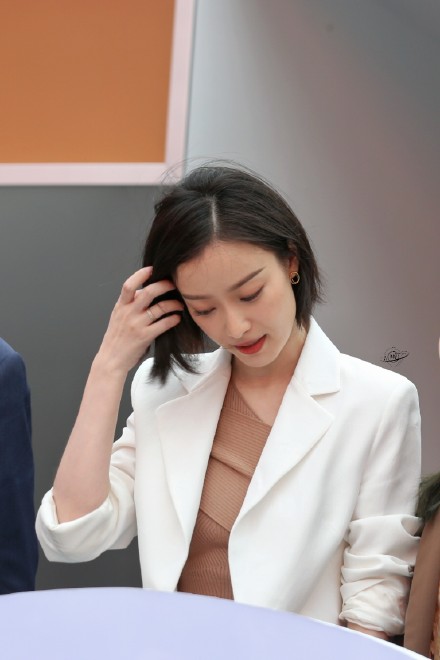 身材绝了！倪妮穿西服配短裙 逆天长腿吸睛