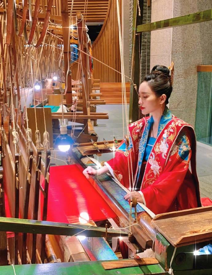金莎穿国色鎏芳汉服走秀端庄大气似皇后