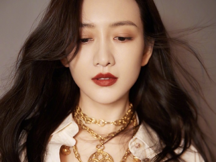 御姐来了！王鸥穿白色套装配红唇 精致美艳