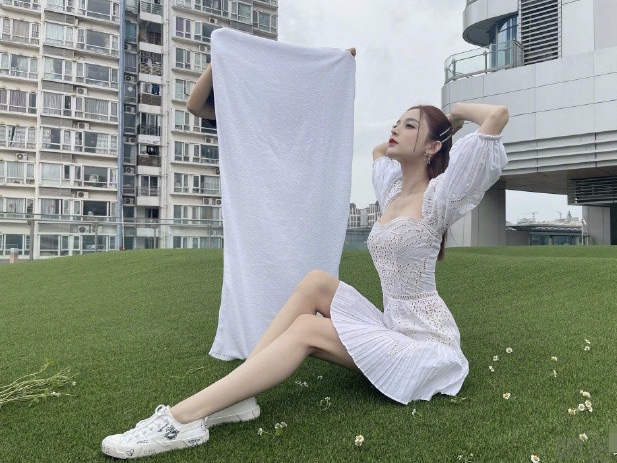 娜扎拿浴巾当反光板 穿白裙躺草坪春意盎然