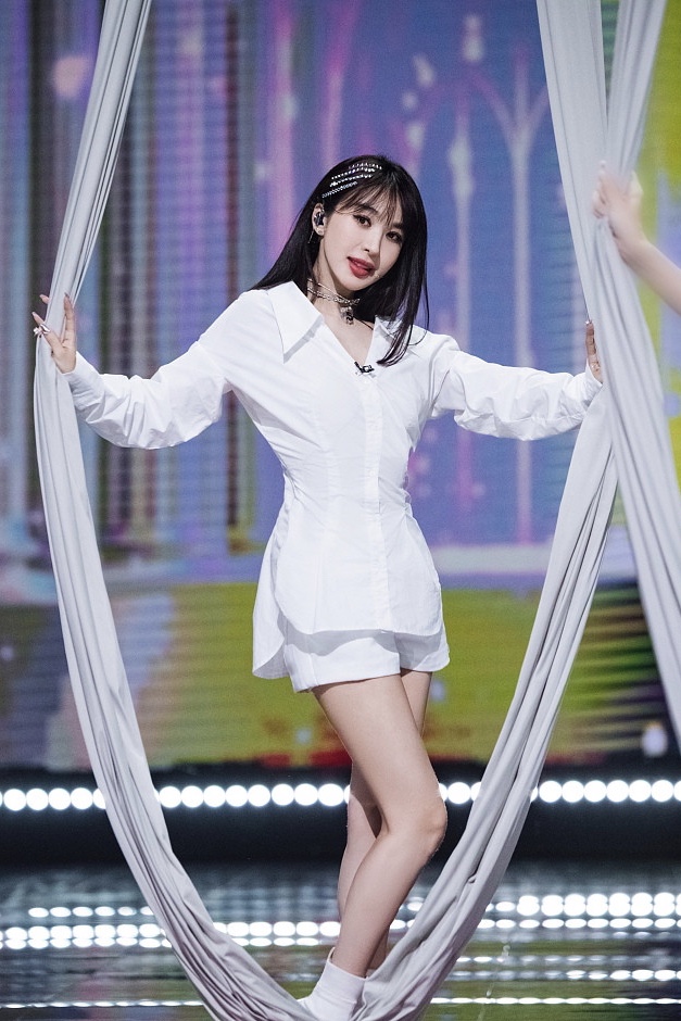 李菲儿《姐姐2》挑战空中瑜伽 穿白裙登台