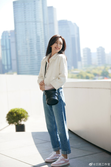 工作室晒王鸥美照 穿白衣笑容甜美