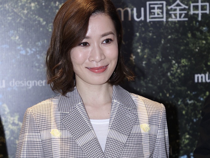 佘诗曼穿格纹套装搭长靴 状态超绝肤如凝脂